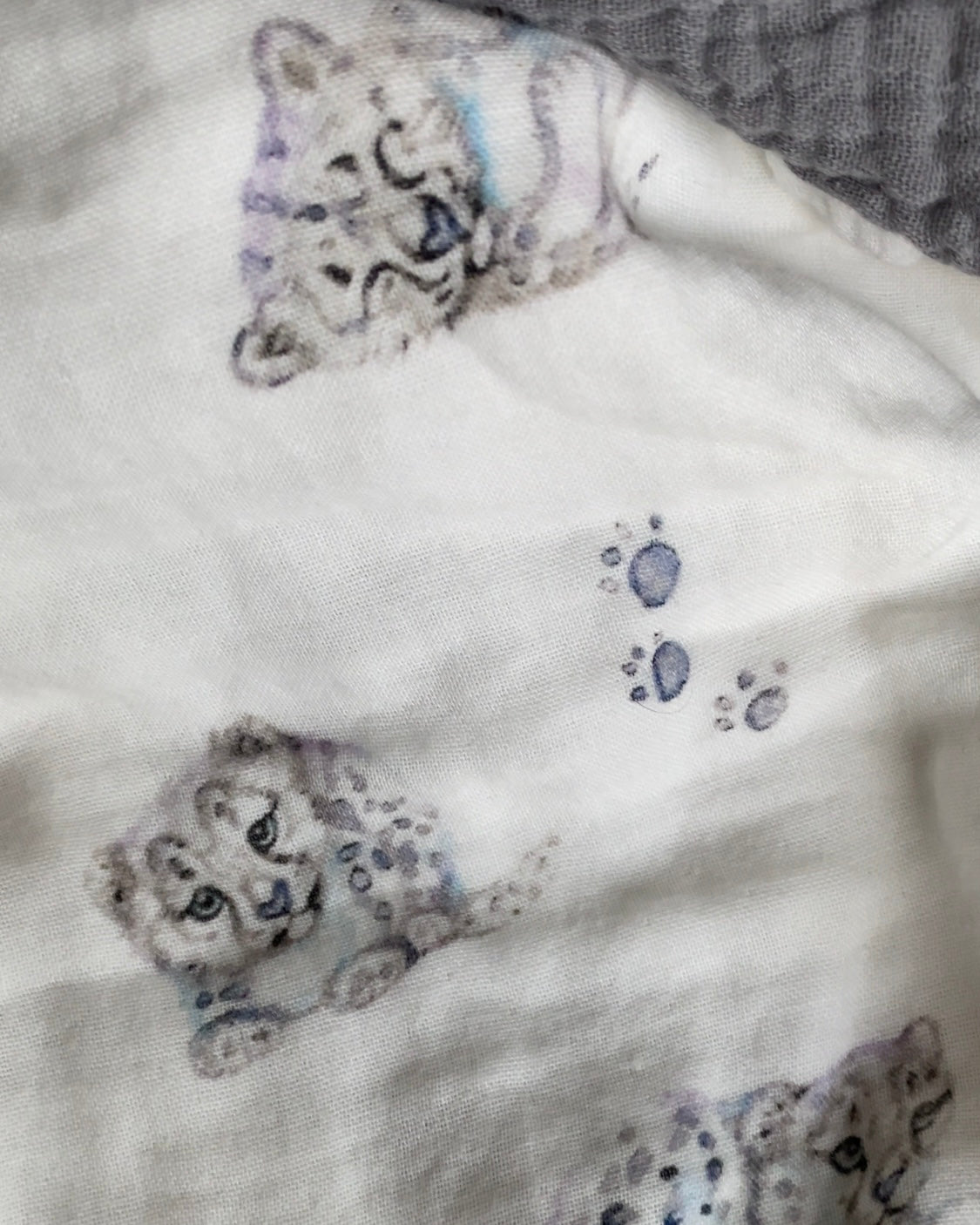 Scout the Snow leopard + 3-pack Muslin squares Blue/Grey/White